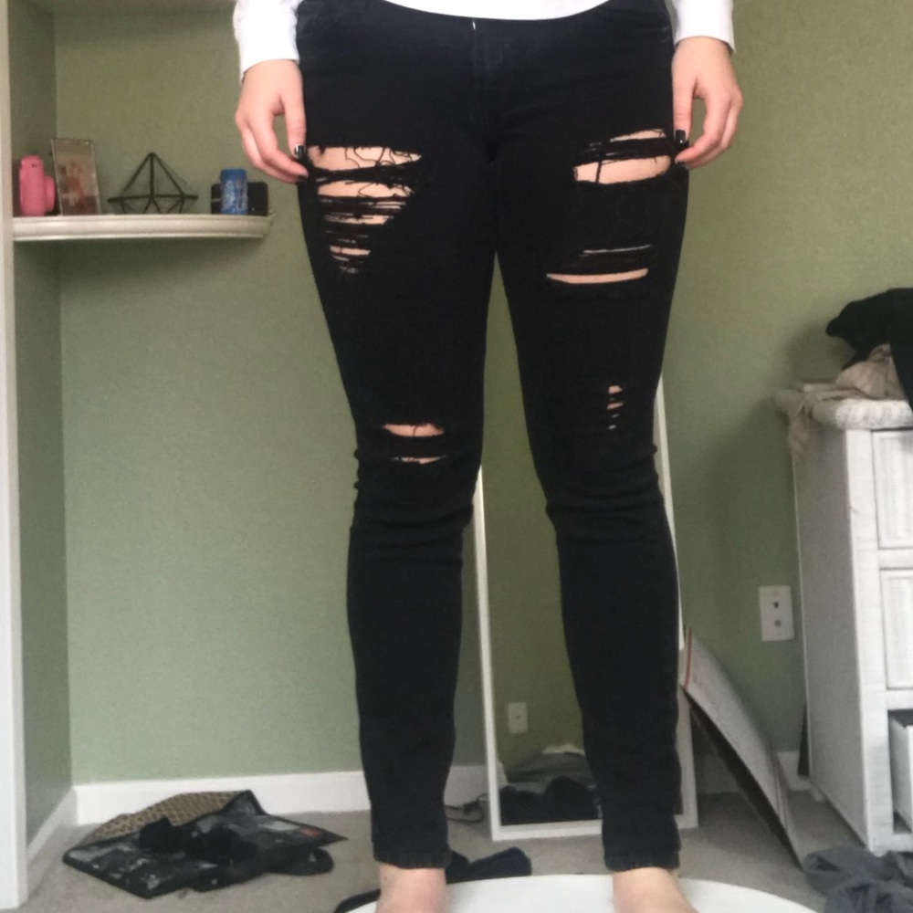 DISTRESSED BLACK JEANS